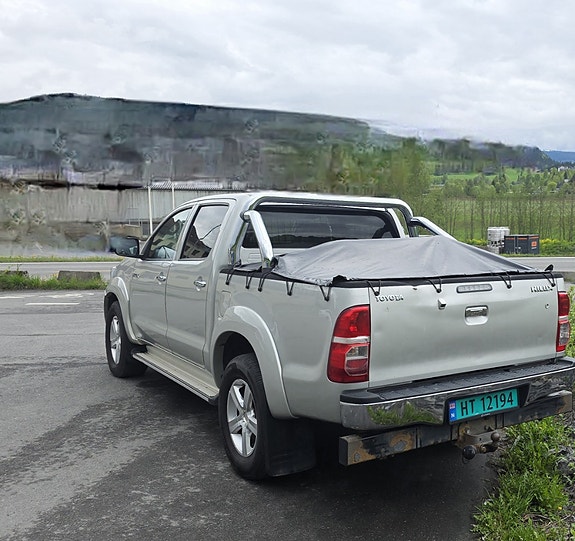Toyota HiLux 3 of 5
