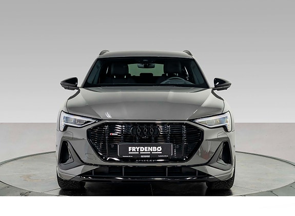Audi e-tron 4 of 5