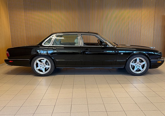 Jaguar XJR 3 of 5