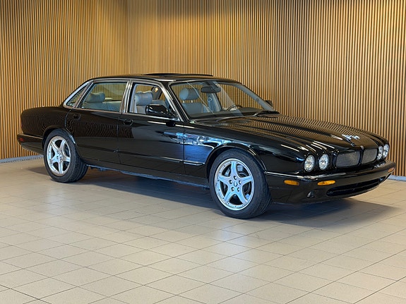 Jaguar XJR 2 of 5