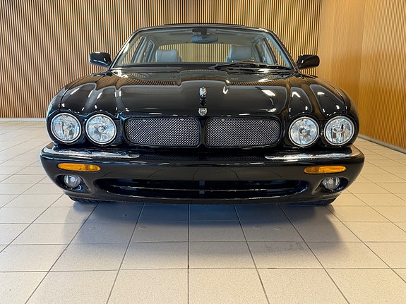 Jaguar XJR 4 of 5