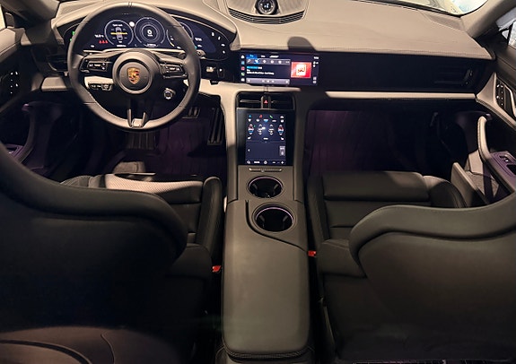 Porsche Taycan Cross Turismo 18 of 30