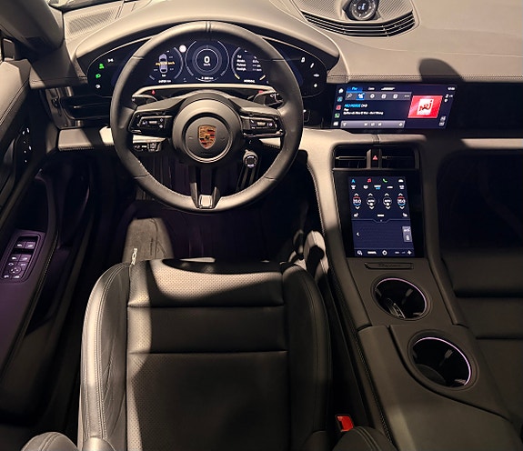 Porsche Taycan Cross Turismo 16 of 30