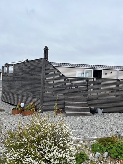Andre Delta Safron 2020 – 3 soverom – stor terrasse og flotte solforhold på Grindafjord Feriesenter 2 of 30