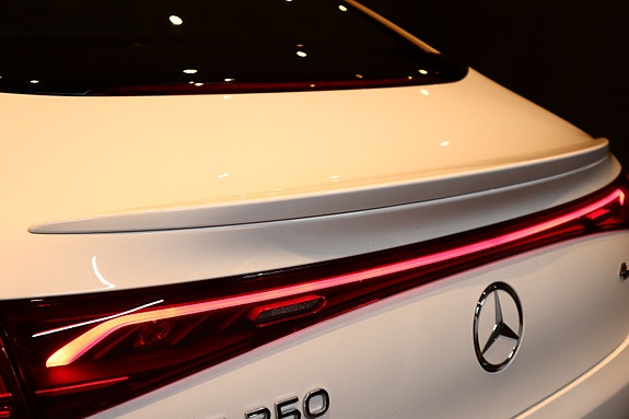 Mercedes-Benz EQE350 11 of 30