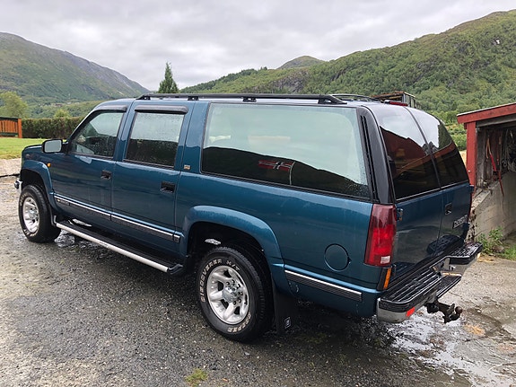 Chevrolet Suburban 4 of 9