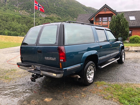 Chevrolet Suburban 3 of 9
