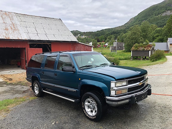 Chevrolet Suburban 2 of 9