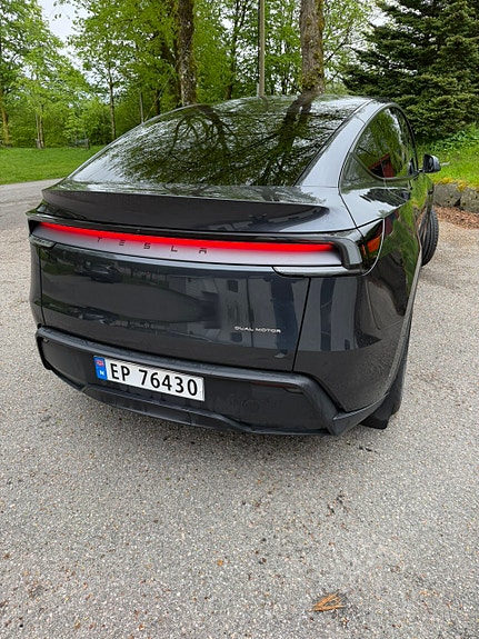 Tesla Model Y 5 of 15