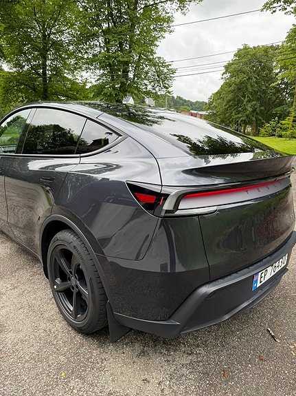 Tesla Model Y 6 of 15