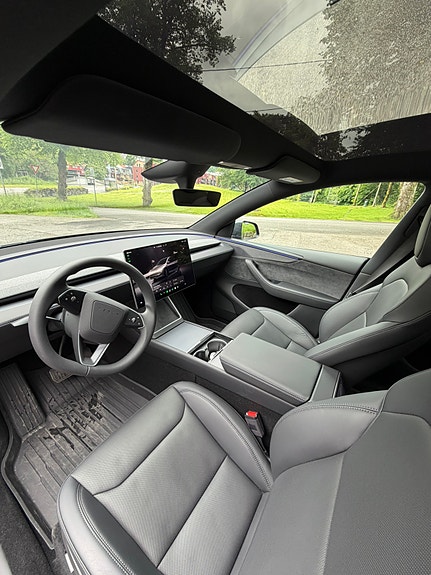 Tesla Model Y 7 of 15