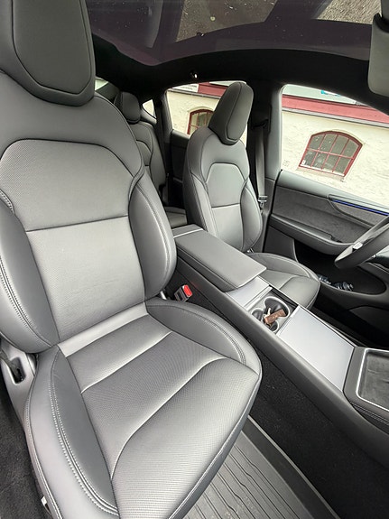 Tesla Model Y 9 of 15