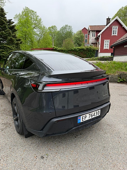 Tesla Model Y 4 of 15