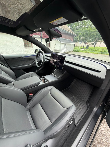 Tesla Model Y 8 of 15