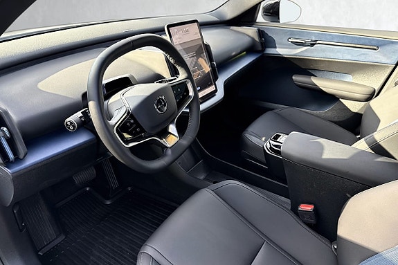I kjent Volvostil er sikkerthet alltid på topp. Bilen leveres med blant annet blindsoneassistent.