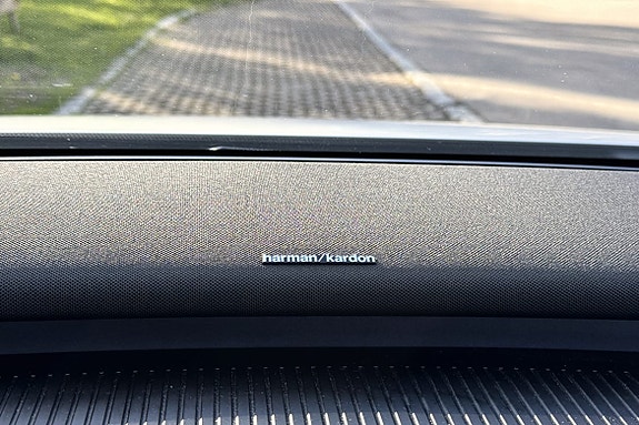 Harman Kardon lydanlegg leverer kraftig og detaljert lyd med imponerende klarhet i hele kupeen.
