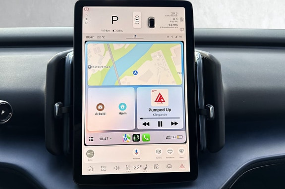 Trådløs Apple CarPlay og Android Auto gir enkel tilgang til apper, musikk og samtaler direkte på skjermen.