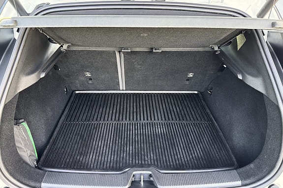 Bagasjerommet på totalt 318 liter oppleves romslig og praktisk. Med god plass til handleposer, weekendbagger og hverdagsutstyr.