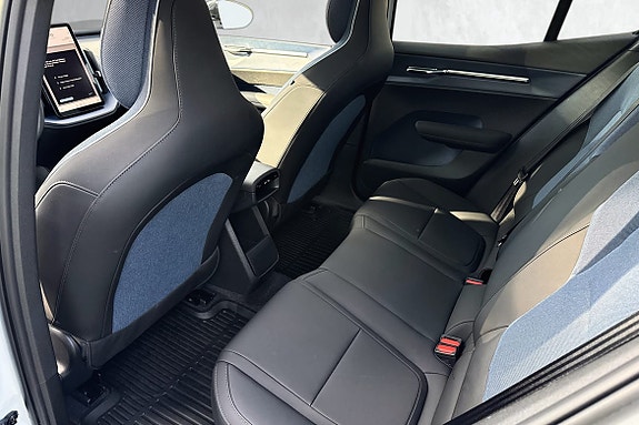 Stor og god beinplass selv i en medium størrelse SUV som Volvo EX30, grunnet lang akselavstand. Her sitter personer i alle høyde komfortabelt.