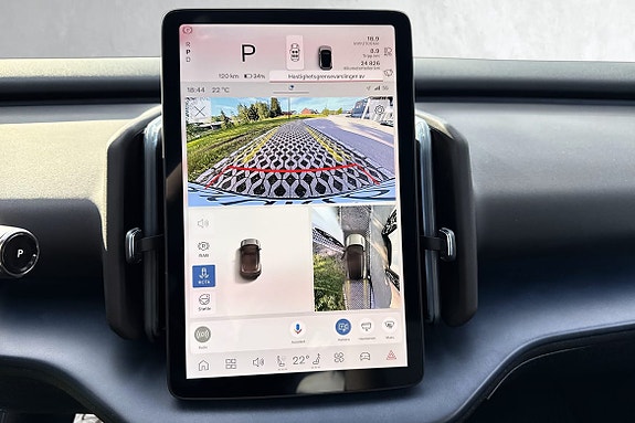 360-kamera gir full oversikt rundt bilen ved parkering på trange områder.