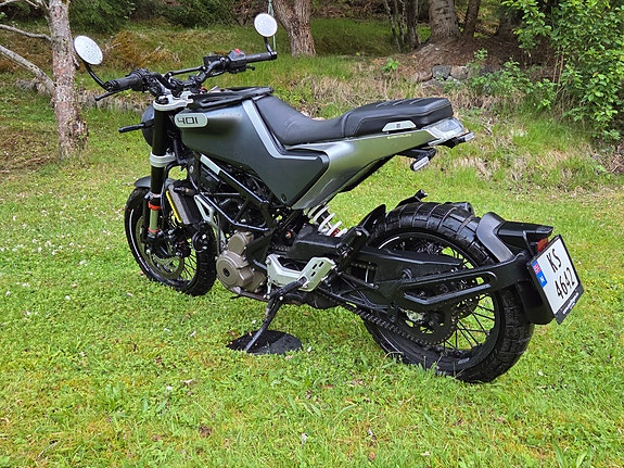 Husqvarna Svartpilen 401 3 of 5