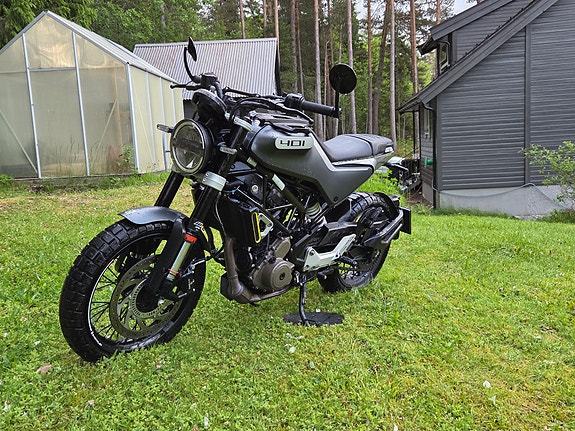 Husqvarna Svartpilen 401 2 of 5
