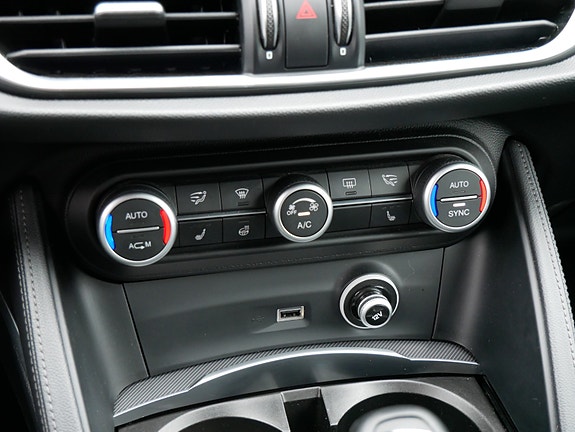 Alfa Romeo Stelvio 25 of 30