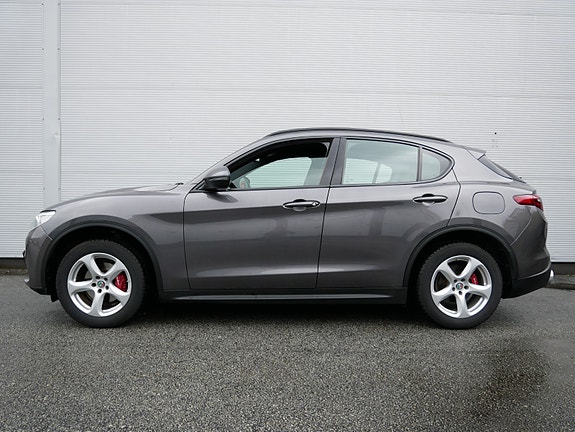 Alfa Romeo Stelvio 2 of 30