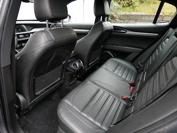 Alfa Romeo Stelvio 28 of 30