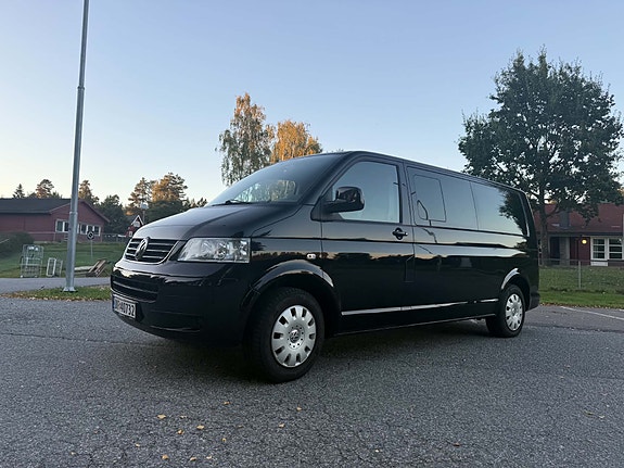 Volkswagen Caravelle 8 of 23