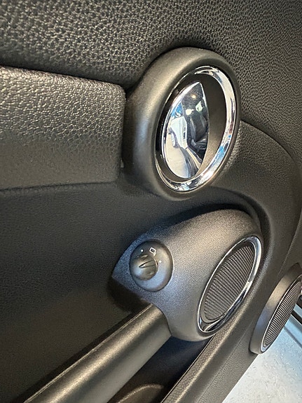 MINI Cooper 13 of 23