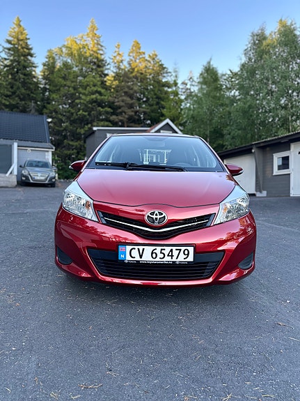 Toyota Yaris 3 of 5