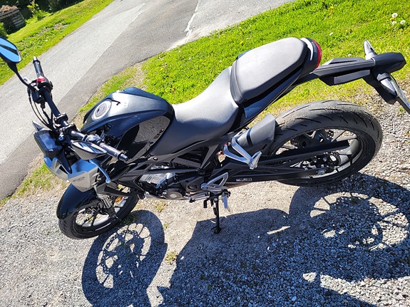 Honda CB 125 R 4 of 7