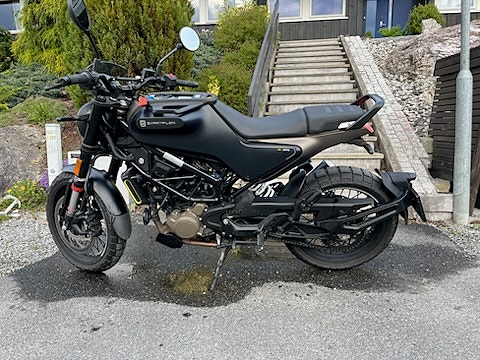 Husqvarna Svartpilen 125 2 of 5