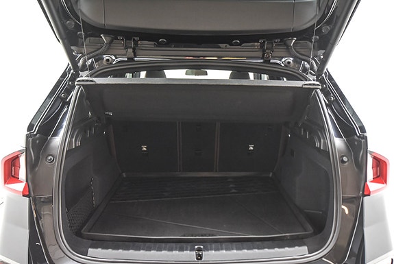 BMW iX1 4 of 5