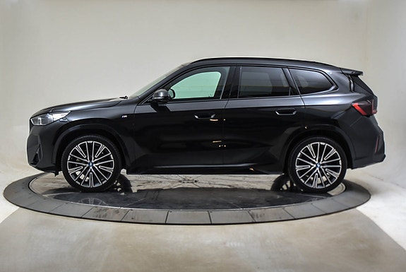 BMW iX1 2 of 5
