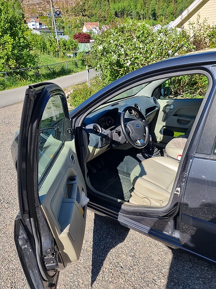 Ford Fiesta 2 of 5