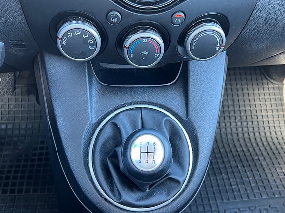 Mazda 2 11 of 14