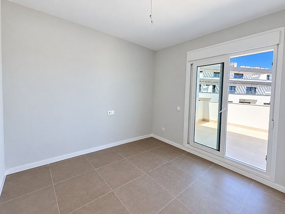Penthouse med 109 m² terrasse – 2 minutters gange fra stranden – sjøutsikt og nær golf