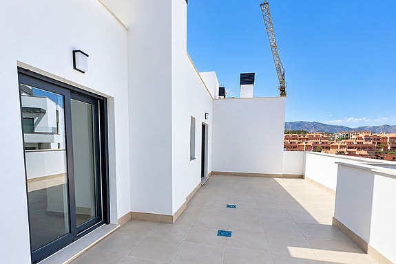 Penthouse med 109 m² terrasse – 2 minutters gange fra stranden – sjøutsikt og nær golf