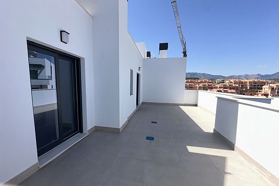 Penthouse med 109 m² terrasse – 2 minutters gange fra stranden – sjøutsikt og nær golf