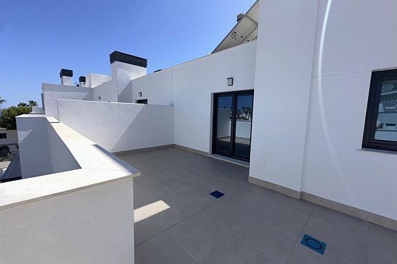 Penthouse med 109 m² terrasse – 2 minutters gange fra stranden – sjøutsikt og nær golf