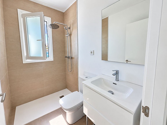 Penthouse med 109 m² terrasse – 2 minutters gange fra stranden – sjøutsikt og nær golf