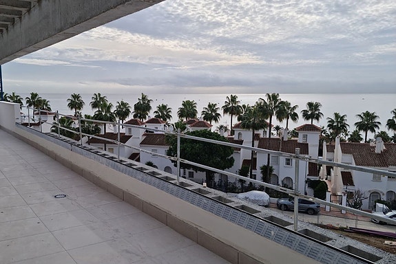 Penthouse med 109 m² terrasse – 2 minutters gange fra stranden – sjøutsikt og nær golf