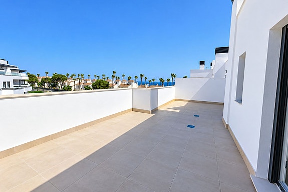 Penthouse med 109 m² terrasse – 2 minutters gange fra stranden – sjøutsikt og nær golf