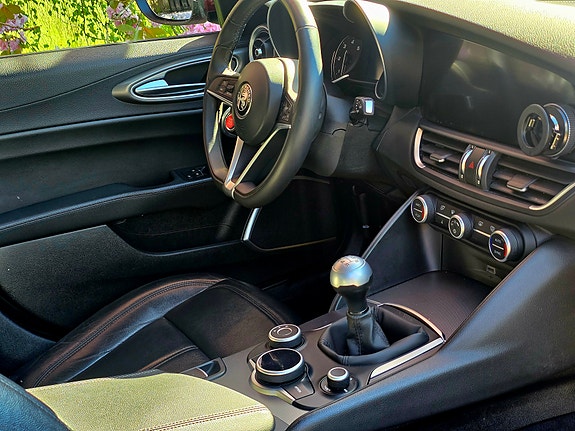 Alfa Romeo Giulia 9 of 15