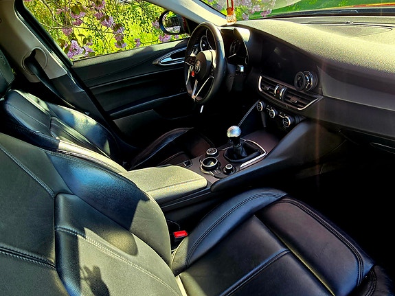 Alfa Romeo Giulia 8 of 15