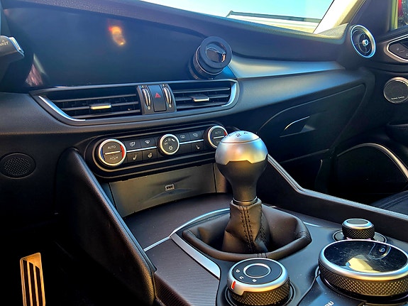 Alfa Romeo Giulia 14 of 15