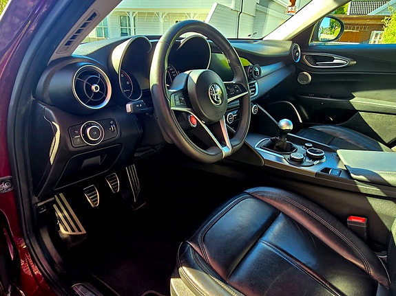 Alfa Romeo Giulia 13 of 15