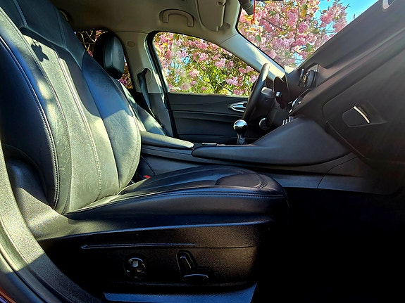Alfa Romeo Giulia 10 of 15